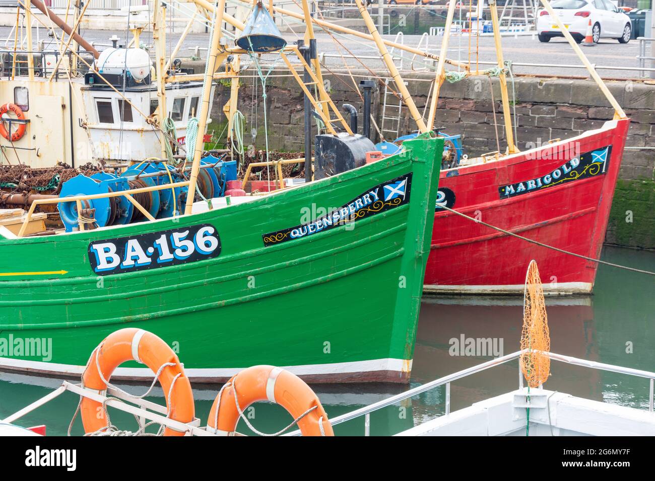 Barche da pesca tradizionali nel porto di Arbroath, Arbroath, Angus, Scozia, Regno Unito Foto Stock