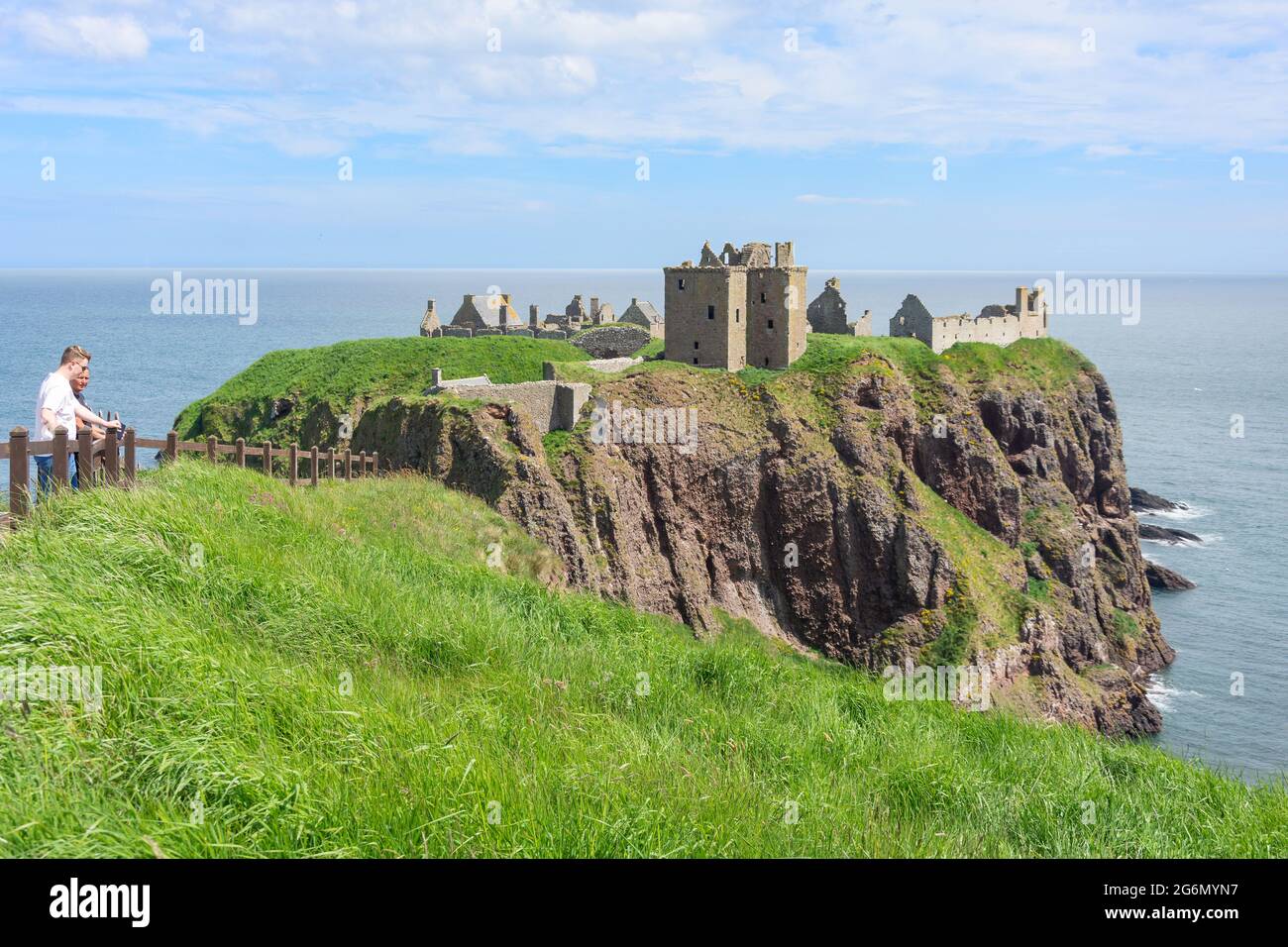 Rovine del castello di Dunnottar del XIII secolo, vicino a Stonehaven, Aberdeenshire, Scozia, Regno Unito Foto Stock