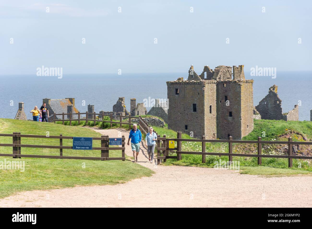 Rovine del castello di Dunnottar del XIII secolo, vicino a Stonehaven, Aberdeenshire, Scozia, Regno Unito Foto Stock