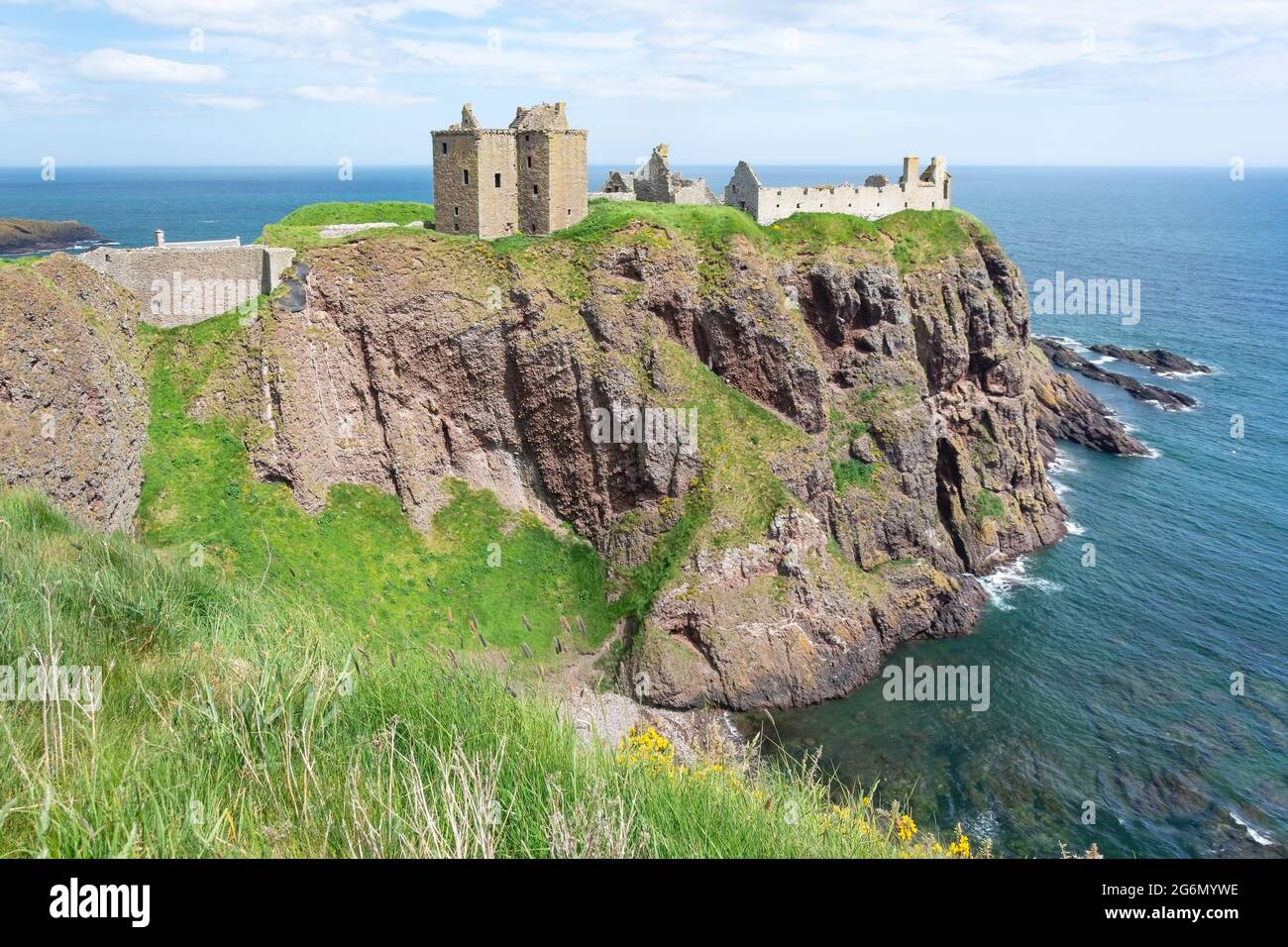 Rovine del castello di Dunnottar del XIII secolo, vicino a Stonehaven, Aberdeenshire, Scozia, Regno Unito Foto Stock