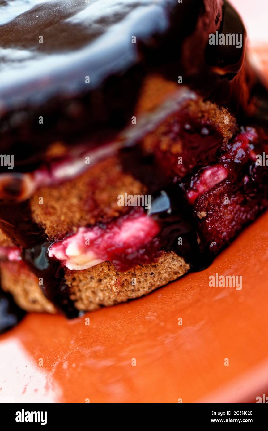 Torta della Foresta Nera - torta di Schwarzwalder Kirschtorte - Gateau della Foresta Nera con cioccolato fondente sul piatto Foto Stock