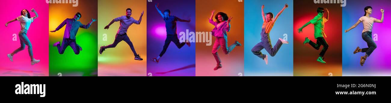 Ritratto di gruppo di persone che saltano isolato su sfondo multicolore in luce al neon, collage. Foto Stock