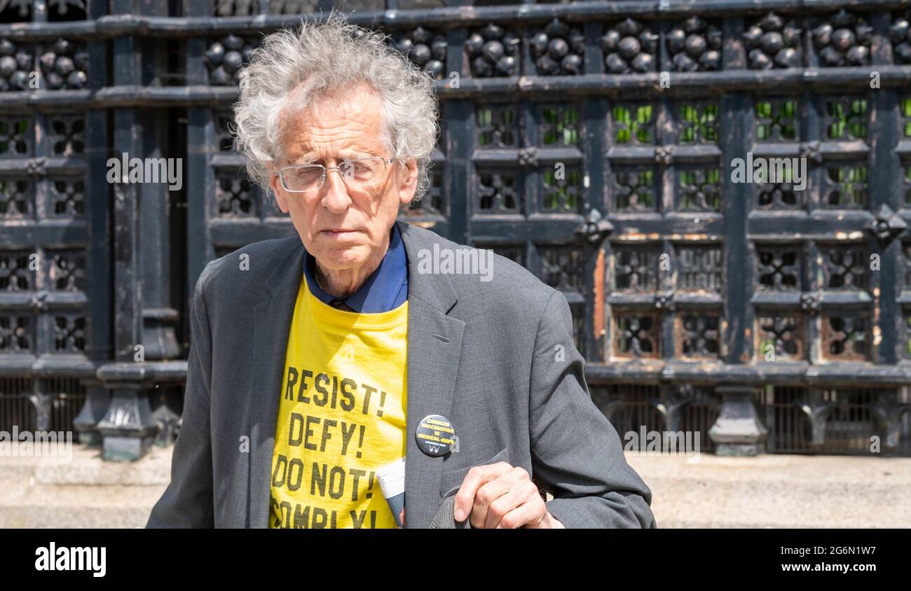 Londra, Regno Unito. 7 luglio 2021. Piers Corbyn (73) ad una protesta anti vax fuori della Camera dei Comuni, Piers Corbyn è il fratello dell'ex leader del lavoro Jeremy Corbyn. Credit: Ian Davidson/Alamy Live News Foto Stock