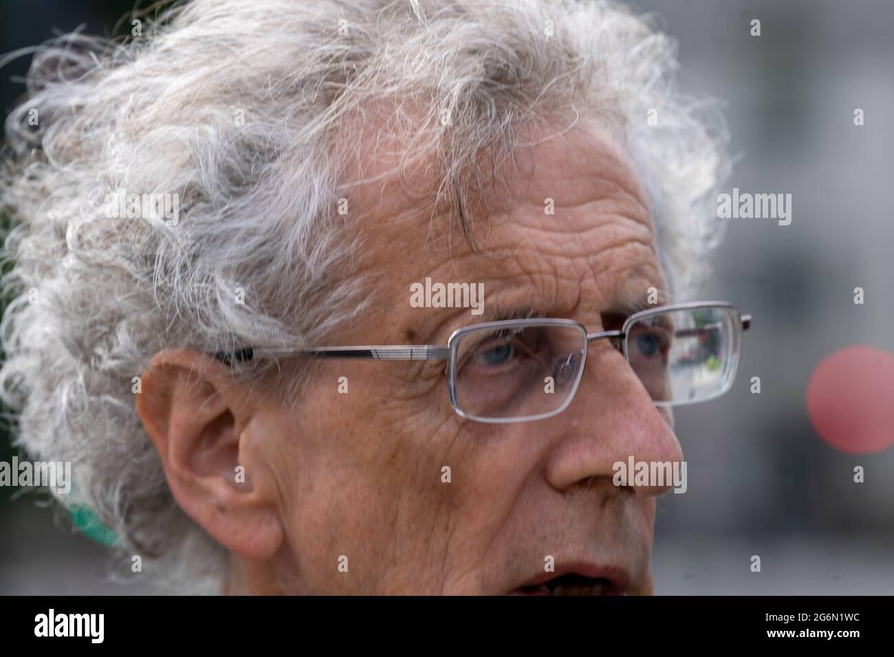 Londra, Regno Unito. 7 luglio 2021. Piers Corbyn (73) ad una protesta anti vax fuori della Camera dei Comuni, Piers Corbyn è il fratello dell'ex leader del lavoro Jeremy Corbyn. Credit: Ian Davidson/Alamy Live News Foto Stock