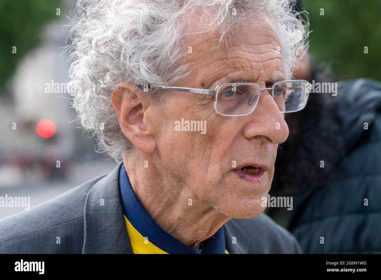 Londra, Regno Unito. 7 luglio 2021. Piers Corbyn (73) ad una protesta anti vax fuori della Camera dei Comuni, Piers Corbyn è il fratello dell'ex leader del lavoro Jeremy Corbyn. Credit: Ian Davidson/Alamy Live News Foto Stock