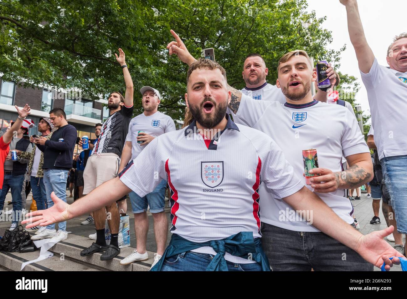 Wembley Stadium, Wembley Park, Regno Unito. 7 luglio 2021. Tifosi inglesi in buona spirit in Arena Square, Wembley Park. 60,000 tifosi sono in programma di scendere a Wembley Park per guardare l'Inghilterra giocare in Danimarca nella partita semifinale UEFA EURO 2020 al Wembley Stadium. Amanda Rose/Alamy Live News Foto Stock