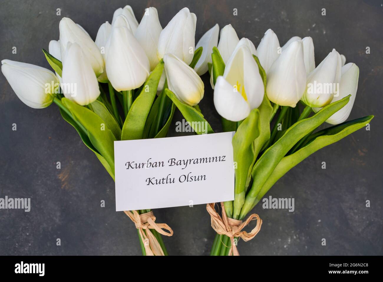 Festa del sacrificio celebrazione e tulipani ( 'festa felice del sacrificio' sulla carta scritta in scrittori turchi,) Foto Stock