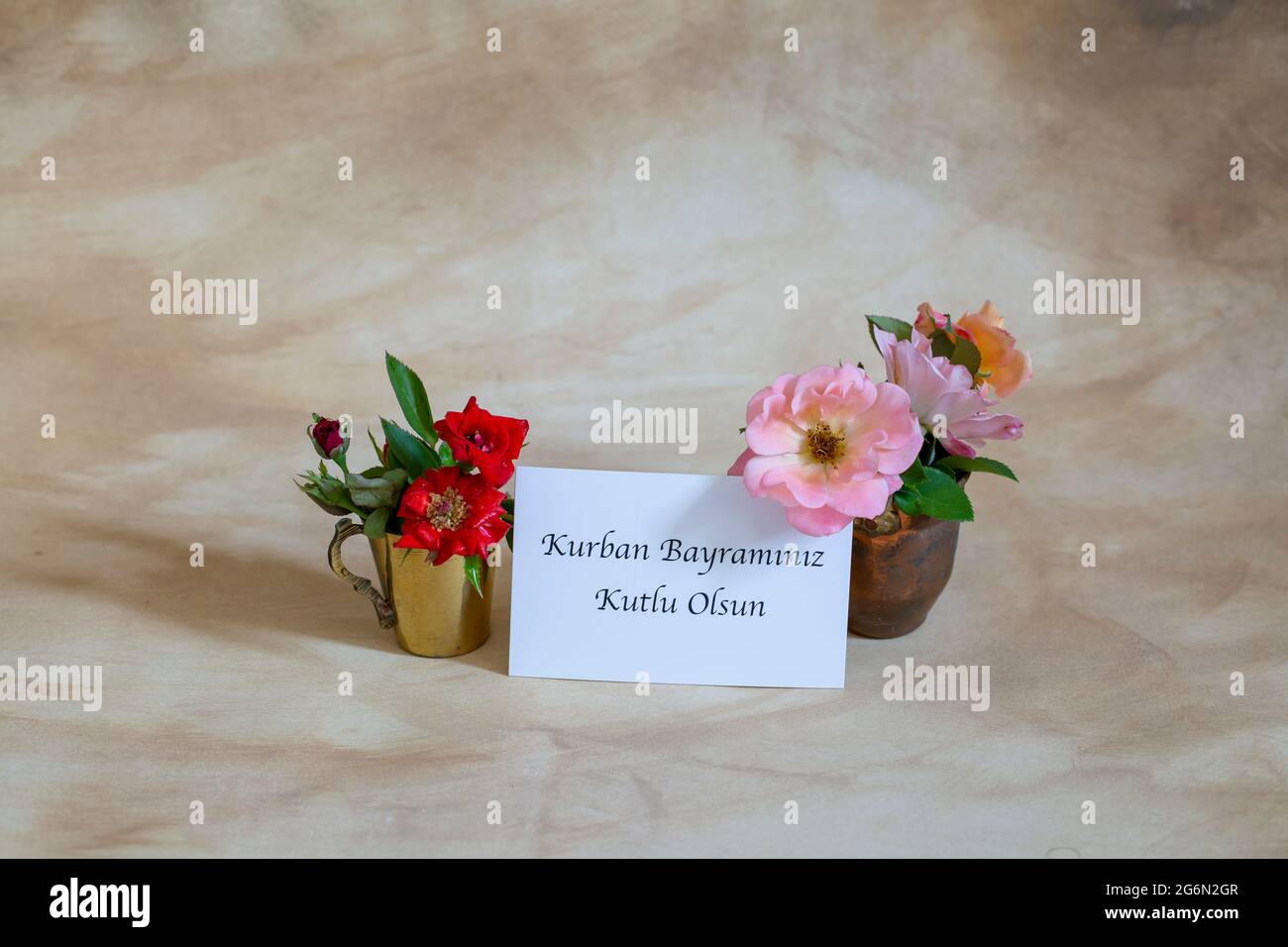 Festa del sacrificio celebrazione e fiori ( 'festa felice del sacrificio' sulla carta scritta in scrittori turchi,) Foto Stock