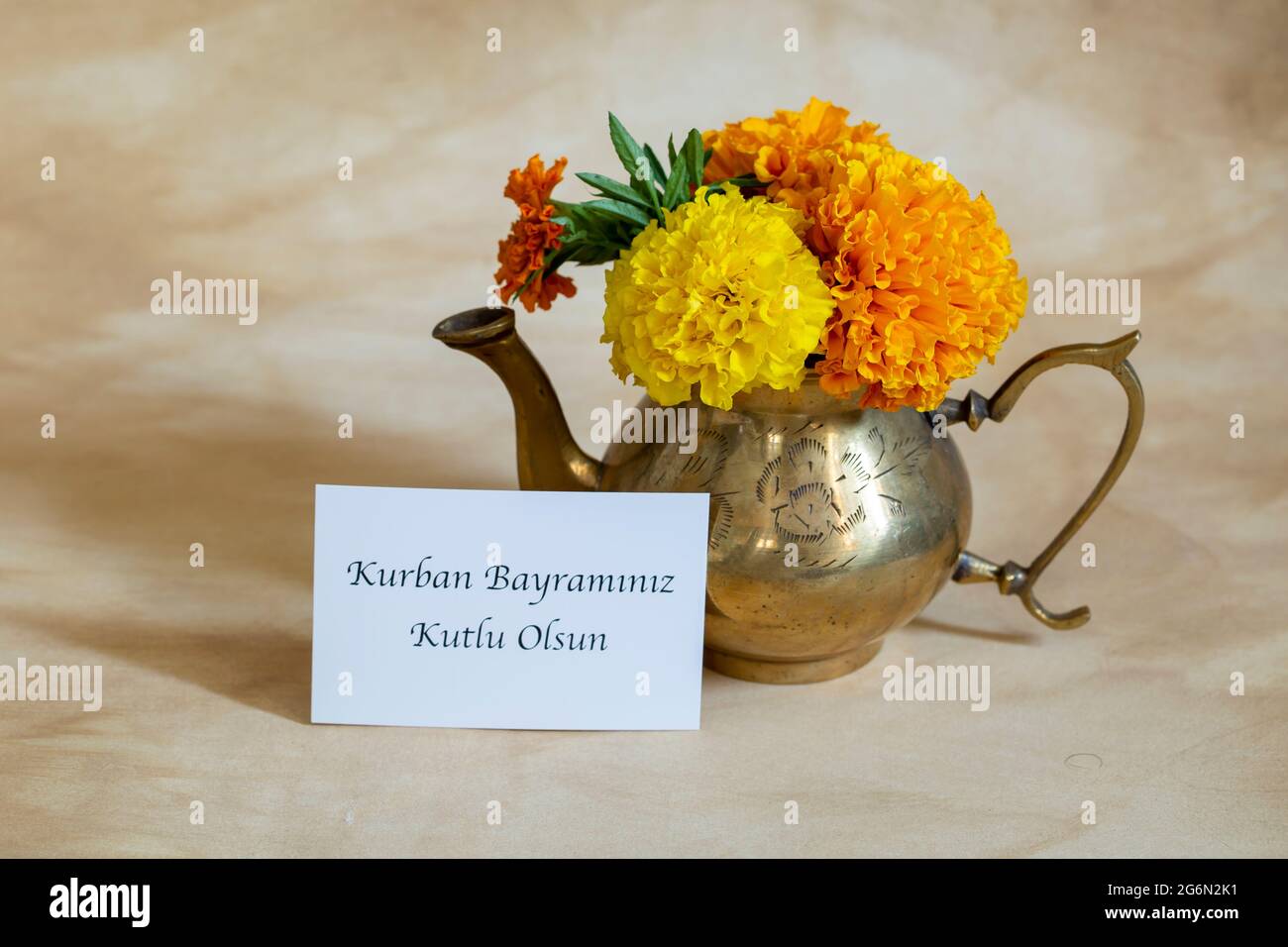 Festa del sacrificio celebrazione e fiori ( 'festa felice del sacrificio' sulla carta scritta in scrittori turchi,) Foto Stock