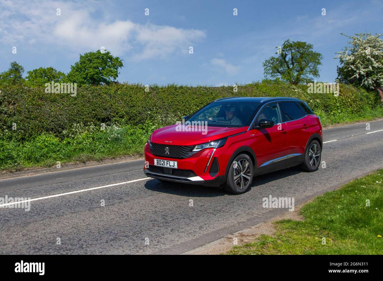 2021 (21 targa) Red Peugeot 3008 GT Premium S/S PHEV auto ibrida elettrica lungo il tragitto per Capesthorne Hall Classic May car show, Cheshire, Regno Unito Foto Stock