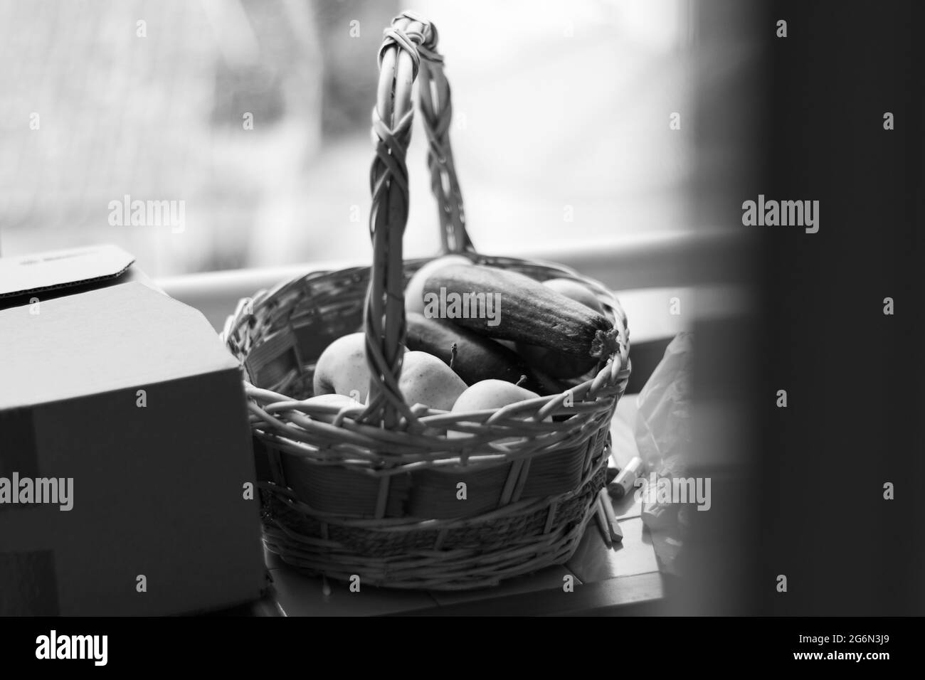 Verdure in cestino e palla di plastica su ripiano Foto Stock