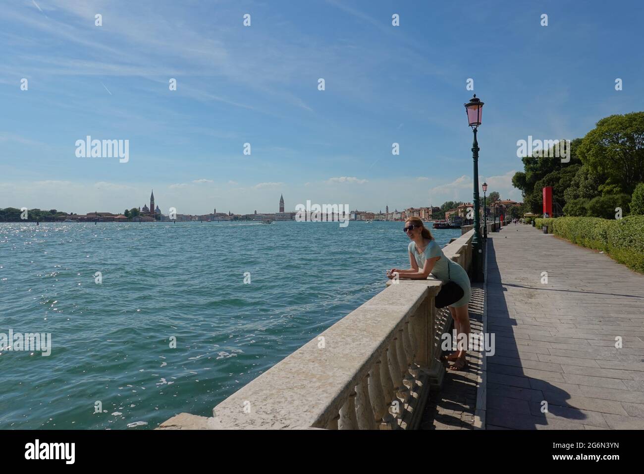 Venedig, junge Frau an der Viale Vittorio Veneto // Venezia, giovane Signora in Viale Vittorio Veneto Foto Stock