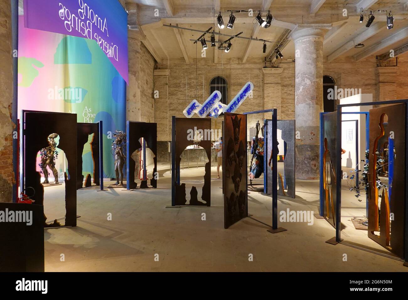 Venedig, Biennale 2021, Arsenale, Peju Alatise, Alasiri: Porte per Concealment o Apocalisse // Venezia, Biennale 2021, Arsenale, Peju Alatise, Alasiri Foto Stock
