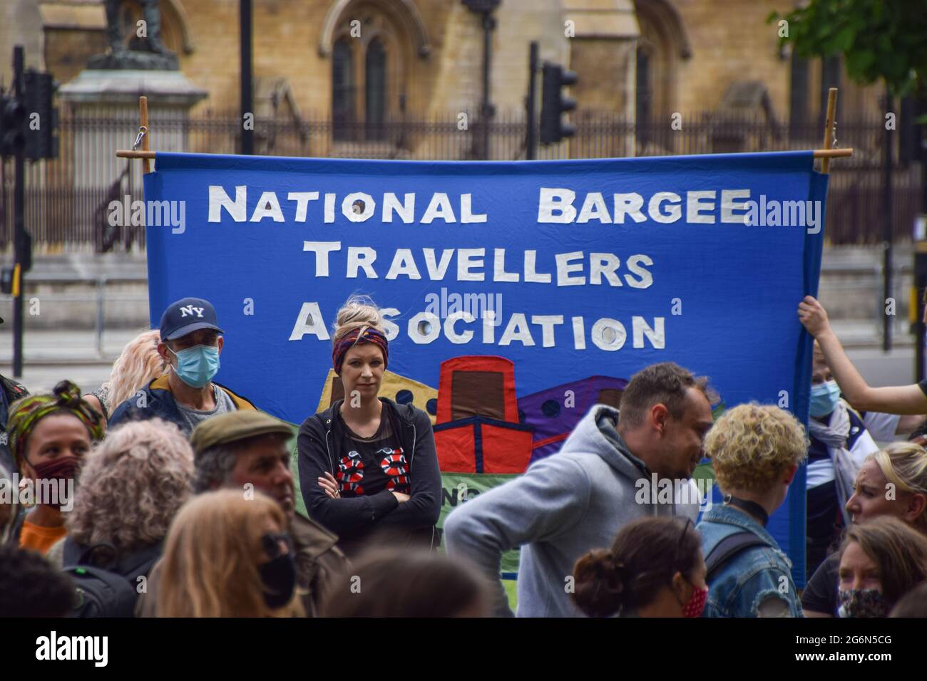 Londra, Regno Unito, 7 luglio 2021. Bandiera della National Bargee Travellers Association alla comunità dei viaggiatori Kill the Bill protesta in Parliament Square. Foto Stock