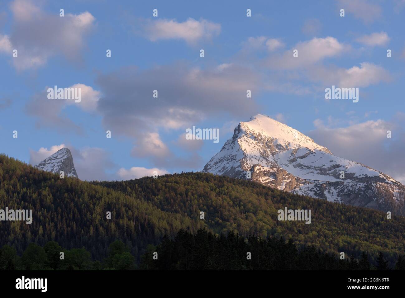 Vista di piccola Watzmann, Watzmann e Watzmannhaus in calda luce serale, Bischofswiesen, Baviera, Germania Foto Stock