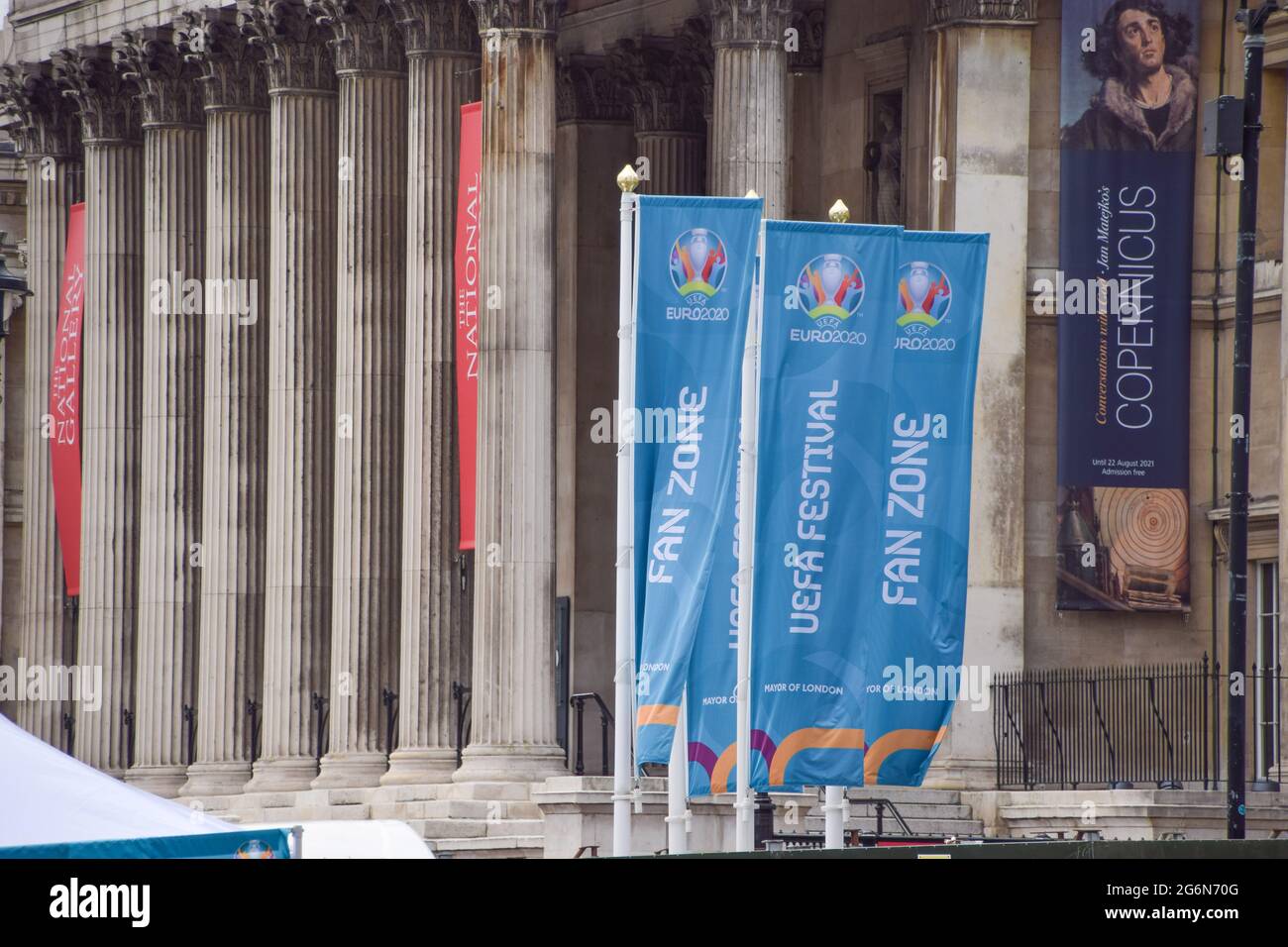 Banner Euro 2020 Fan zone e UEFA Festival visti a Trafalgar Square davanti alla semifinale di calcio inglese contro Danimarca Euro 2020, disputata al Wembley Stadium. (Foto di Vuk Valcic / SOPA Images/Sipa USA) Foto Stock