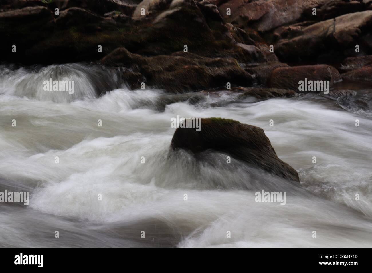 Sfocatura intenzionale del movimento nel fiume di montagna Foto Stock