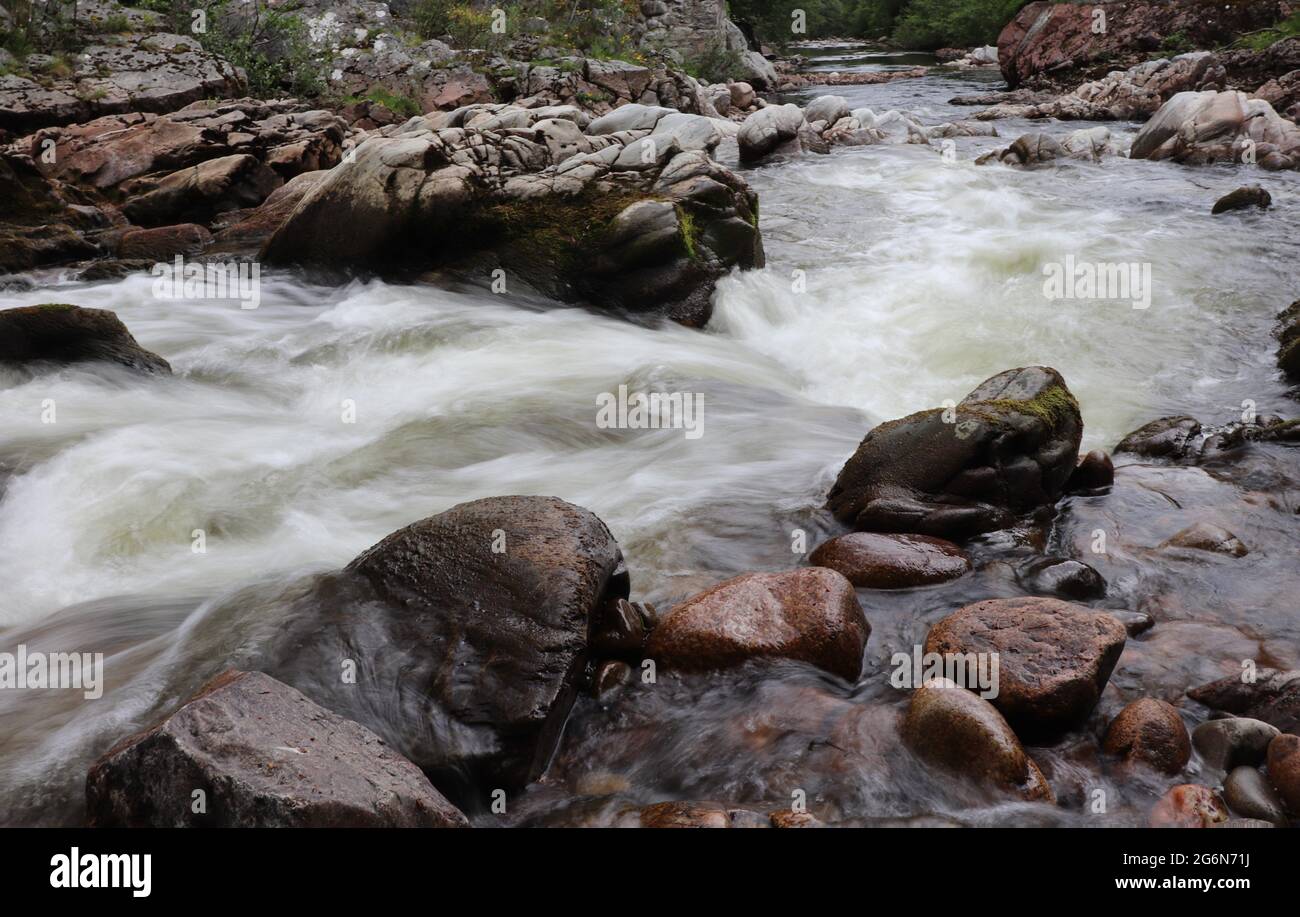 Sfocatura intenzionale del movimento nel fiume di montagna Foto Stock