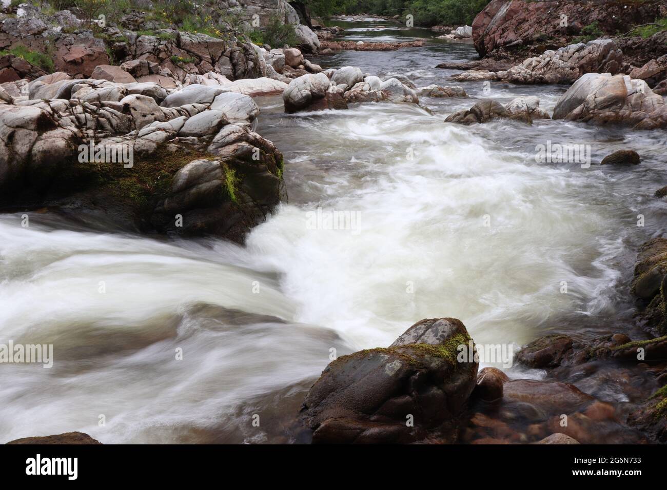 Sfocatura intenzionale del movimento nel fiume di montagna Foto Stock