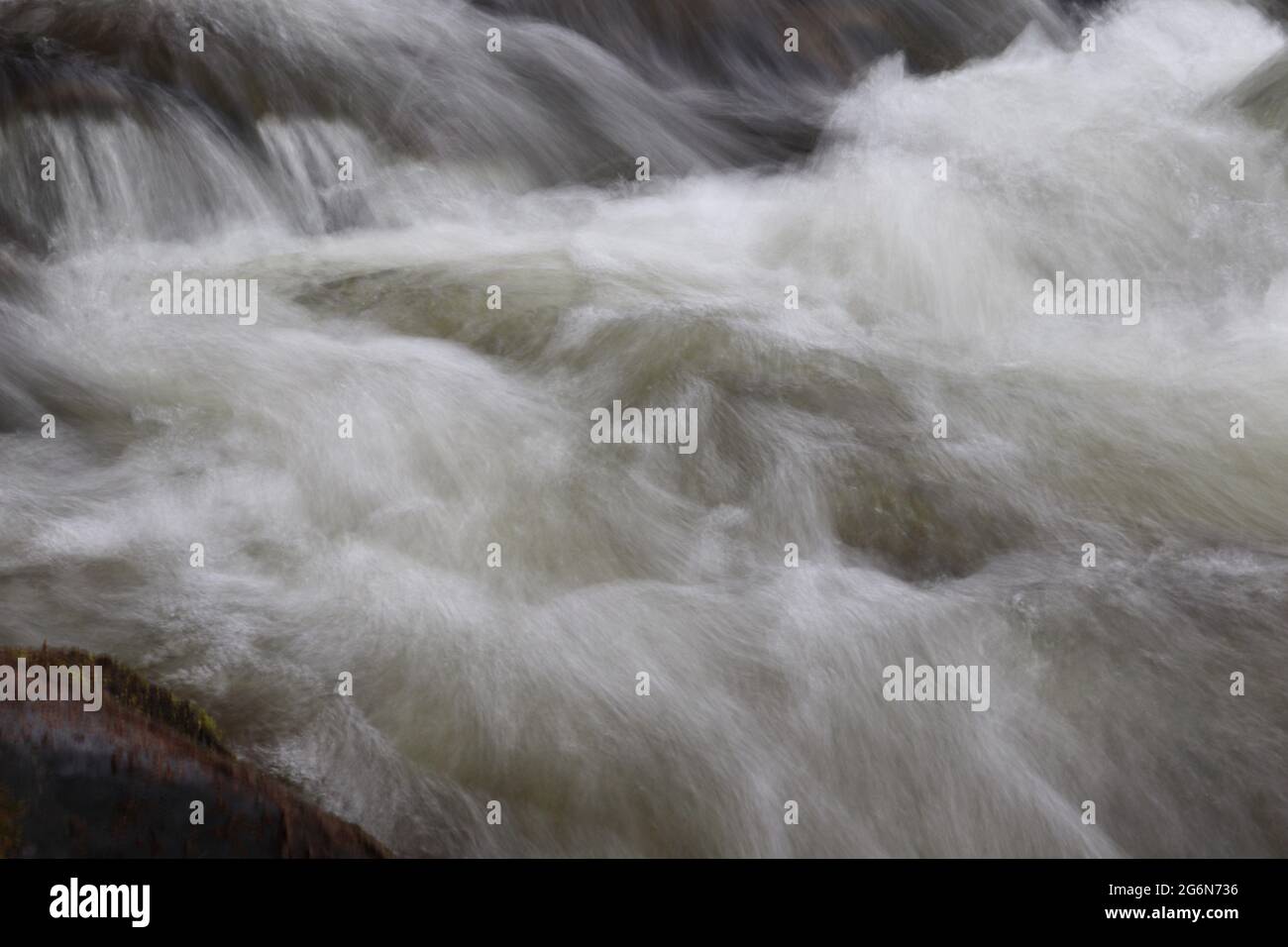 Sfocatura intenzionale del movimento nel fiume di montagna Foto Stock