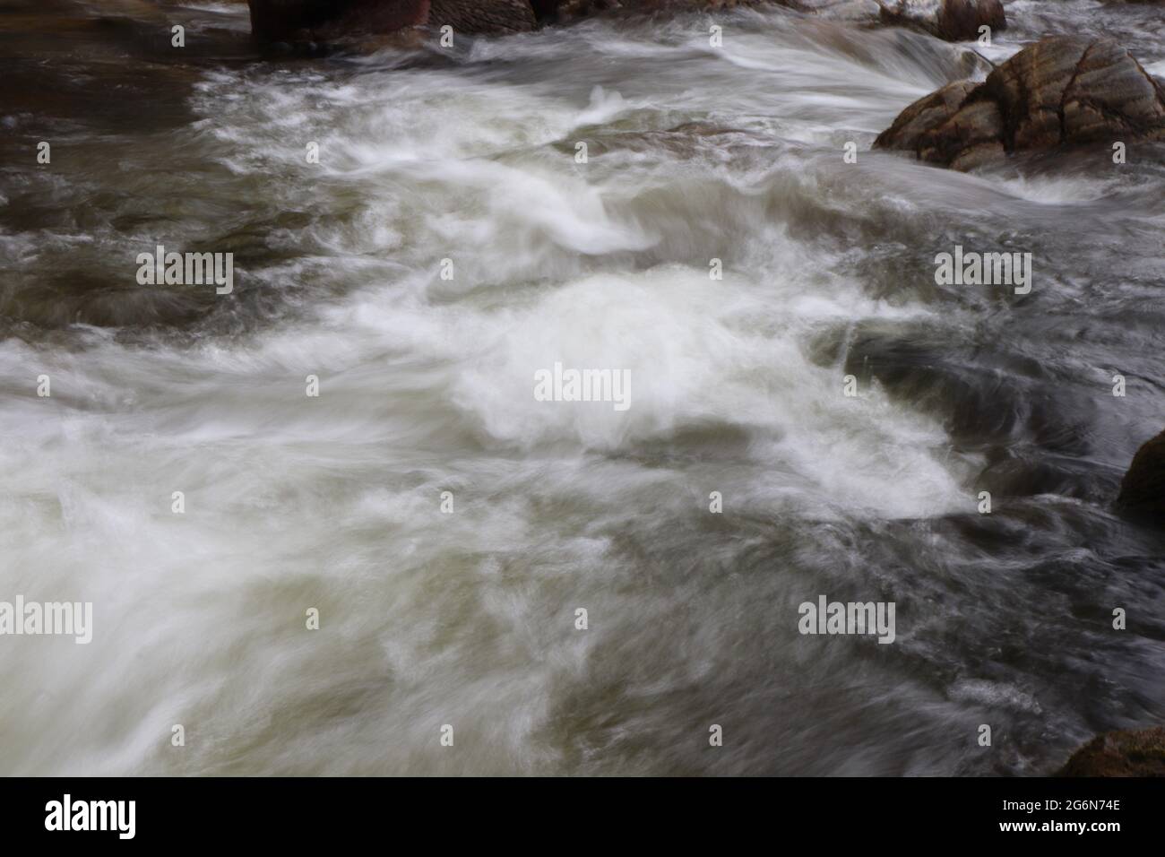 Sfocatura intenzionale del movimento nel fiume di montagna Foto Stock