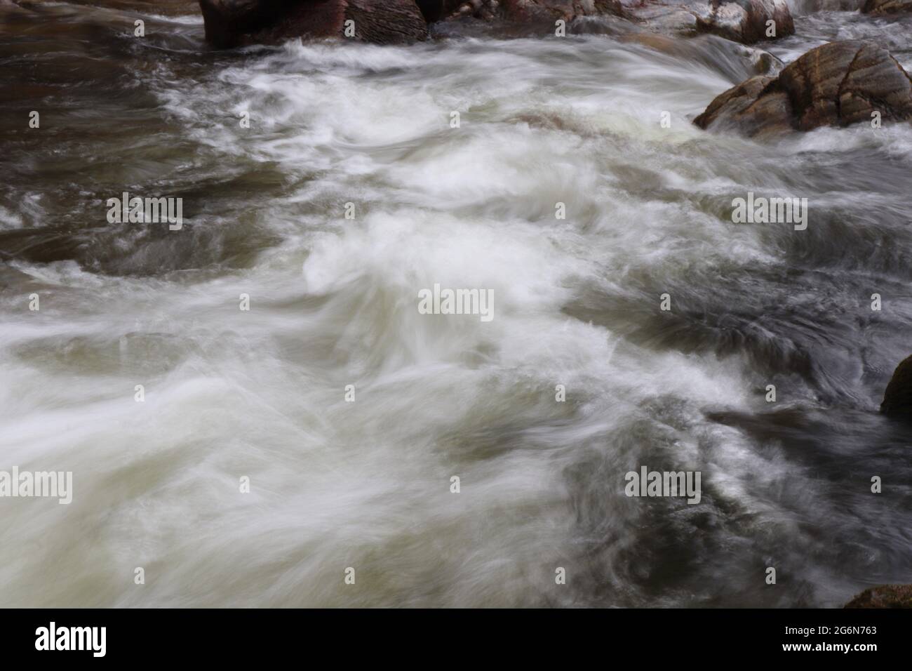 Sfocatura intenzionale del movimento nel fiume di montagna Foto Stock