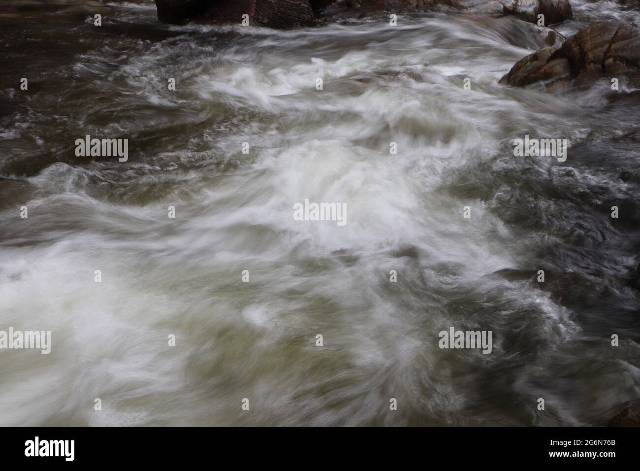 Sfocatura intenzionale del movimento nel fiume di montagna Foto Stock