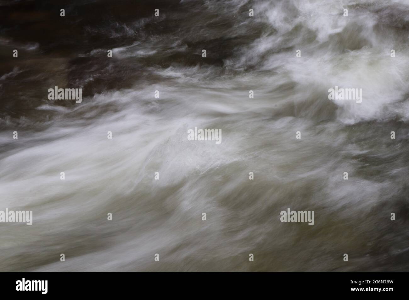 Sfocatura intenzionale del movimento nel fiume di montagna Foto Stock