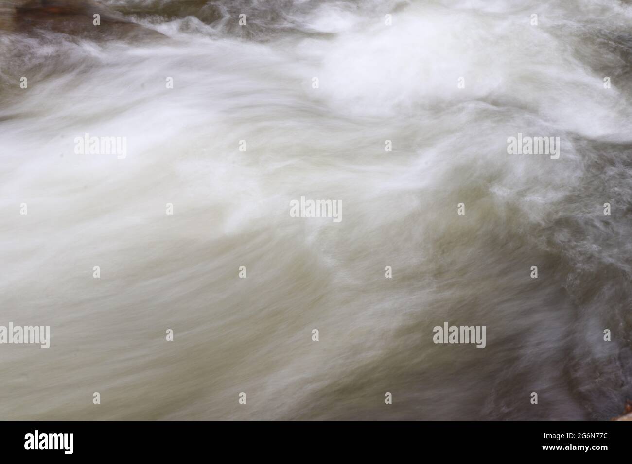 Sfocatura intenzionale del movimento nel fiume di montagna Foto Stock