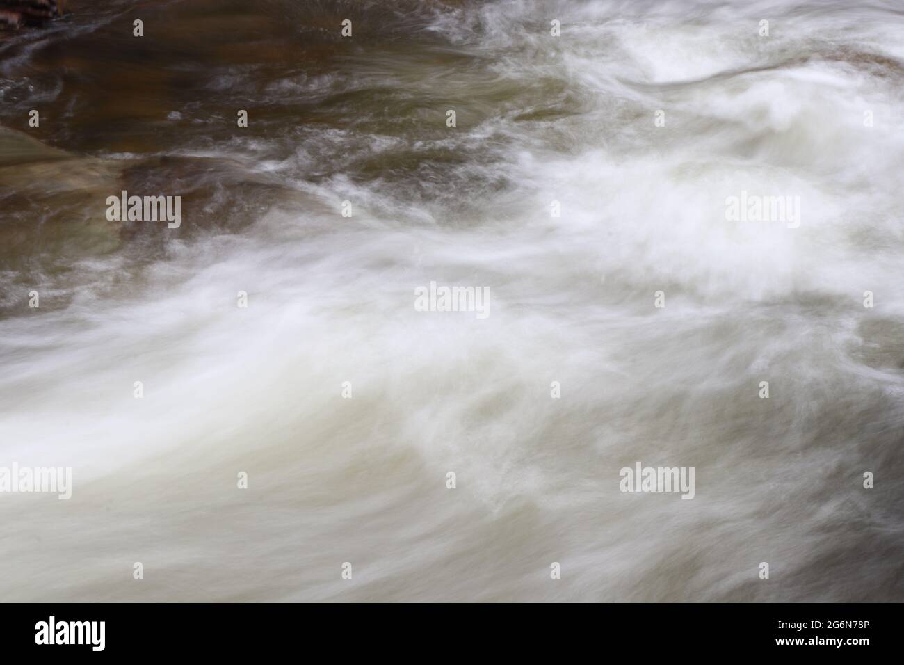 Sfocatura intenzionale del movimento nel fiume di montagna Foto Stock