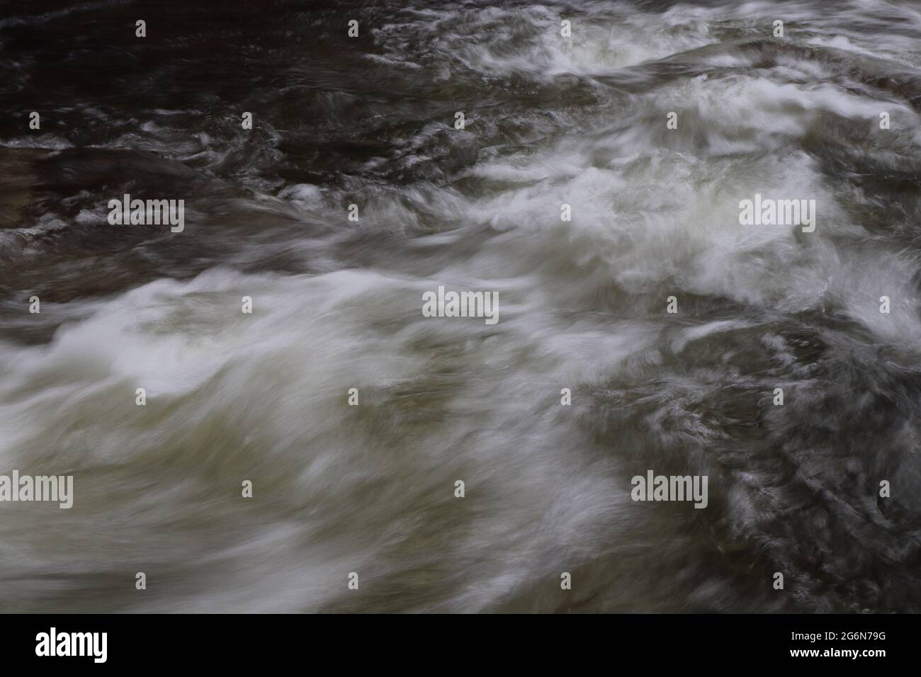 Sfocatura intenzionale del movimento nel fiume di montagna Foto Stock