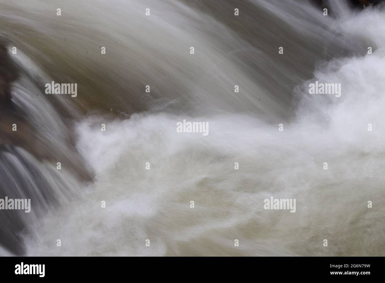 Sfocatura intenzionale del movimento nel fiume di montagna Foto Stock