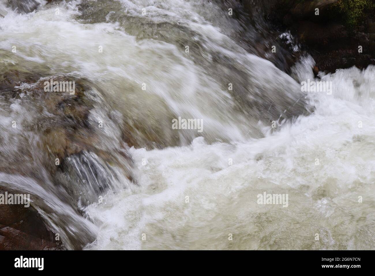 Sfocatura intenzionale del movimento nel fiume di montagna Foto Stock