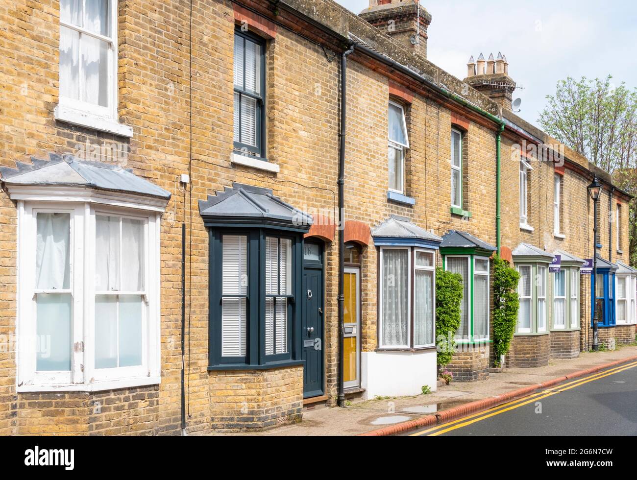 Row of terraced houses on St Peters Grove in Canterbury Kent England UK GB Europe - Terrace house a schiera uk Foto Stock