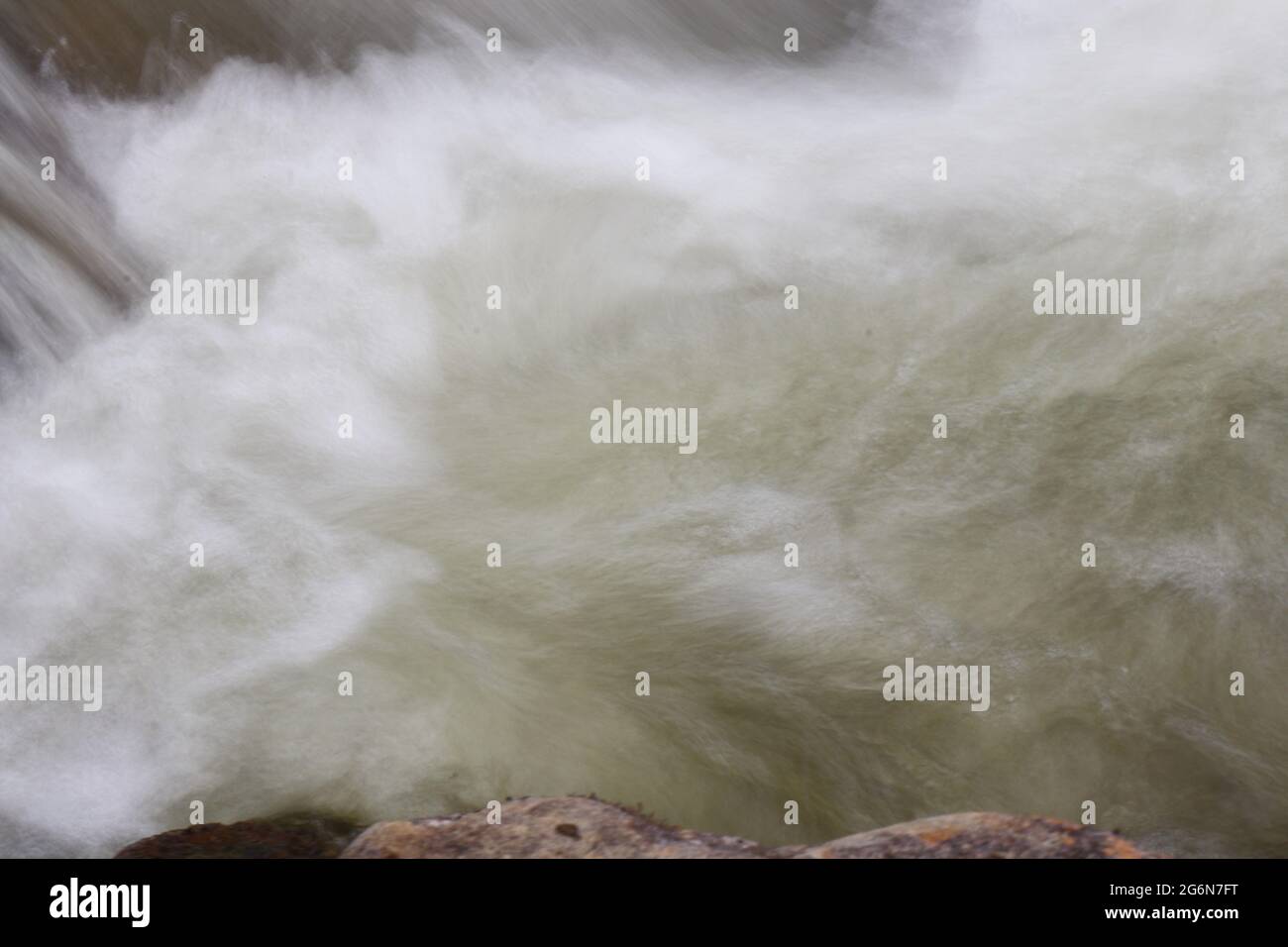Sfocatura intenzionale del movimento nel fiume di montagna Foto Stock