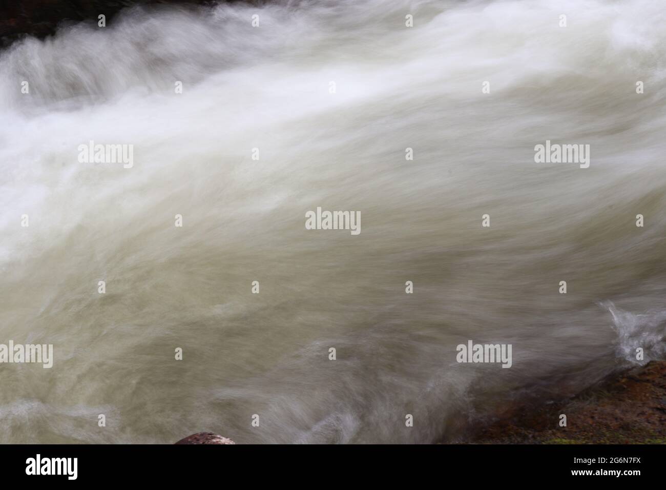 Sfocatura intenzionale del movimento nel fiume di montagna Foto Stock