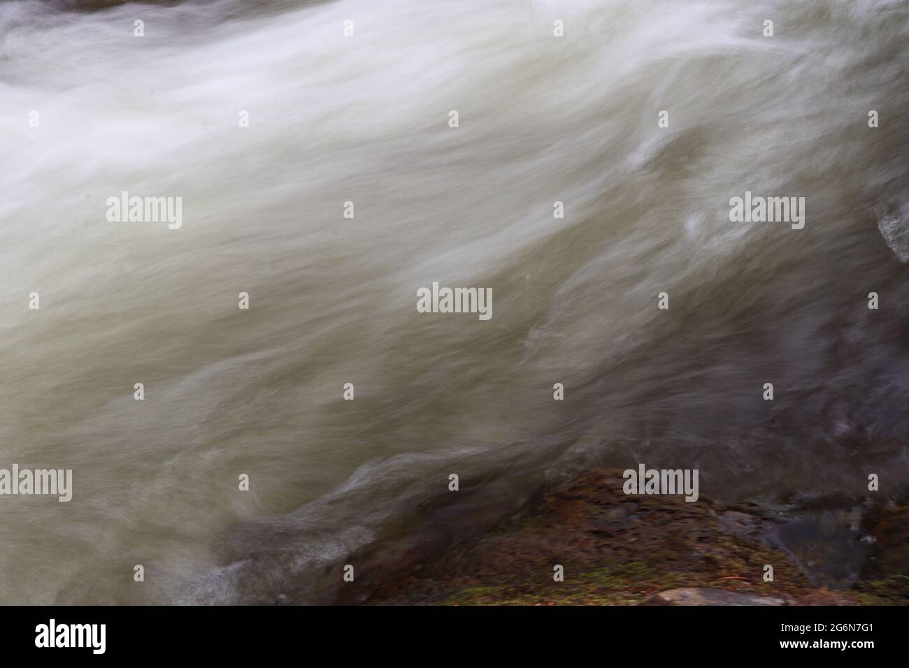 Sfocatura intenzionale del movimento nel fiume di montagna Foto Stock