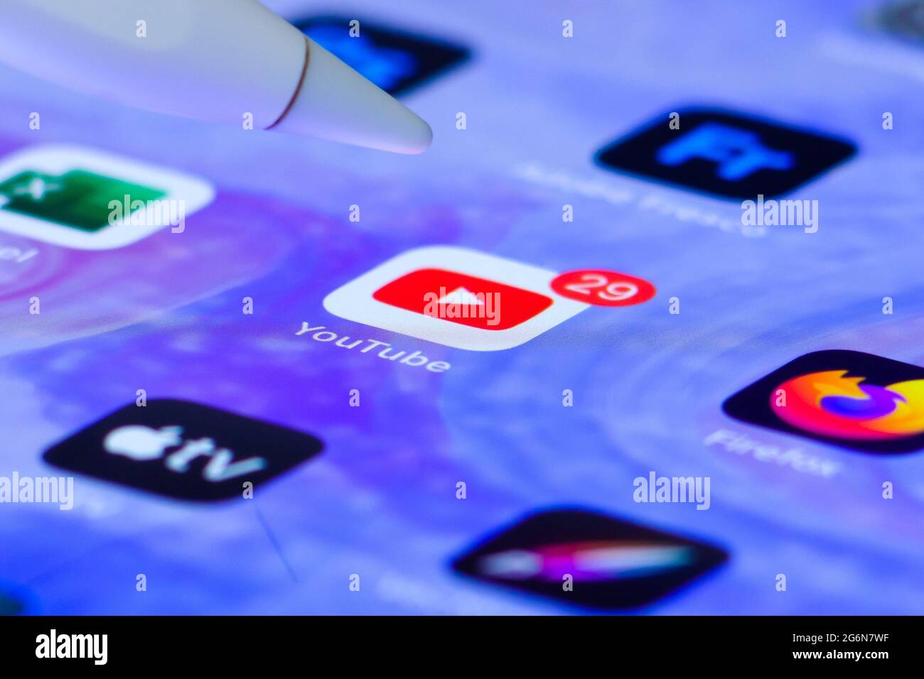 Apertura dell'applicazione YouTube da parte di Apple Pencil sullo schermo dell'iPad. Berlino, Germania, giugno 2021. Foto Stock