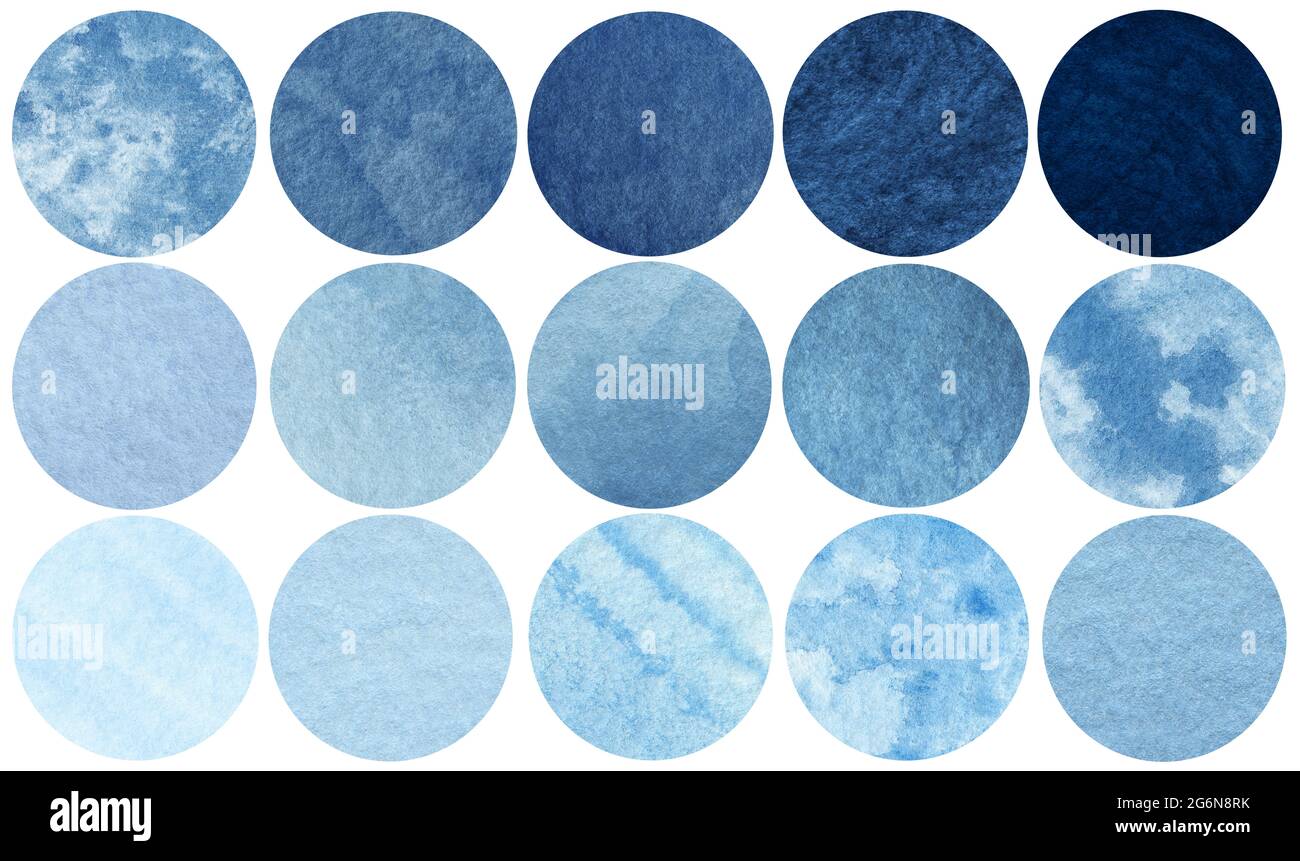 Cerchi astratti di colore blu del mare e del cielo. Le macchie acquerello vengono isolate su sfondo bianco. Tavolozza watercolor. Cerchi dipinti a mano di acquerello Foto Stock