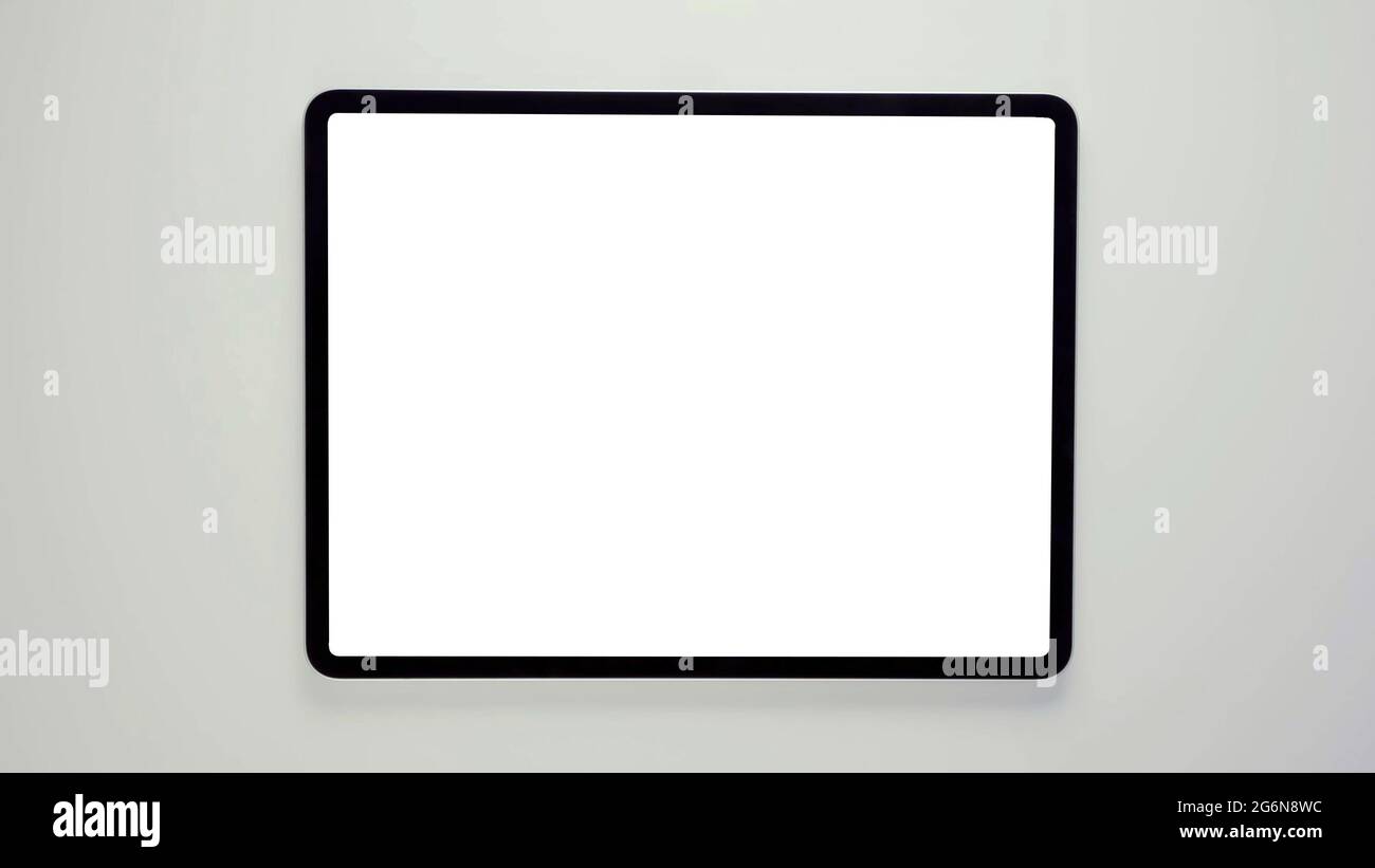 Un tablet con cornice nera e schermo bianco vuoto, isolato moderno Real Tab computer 3D con spazio di copia mockup. Foto Stock