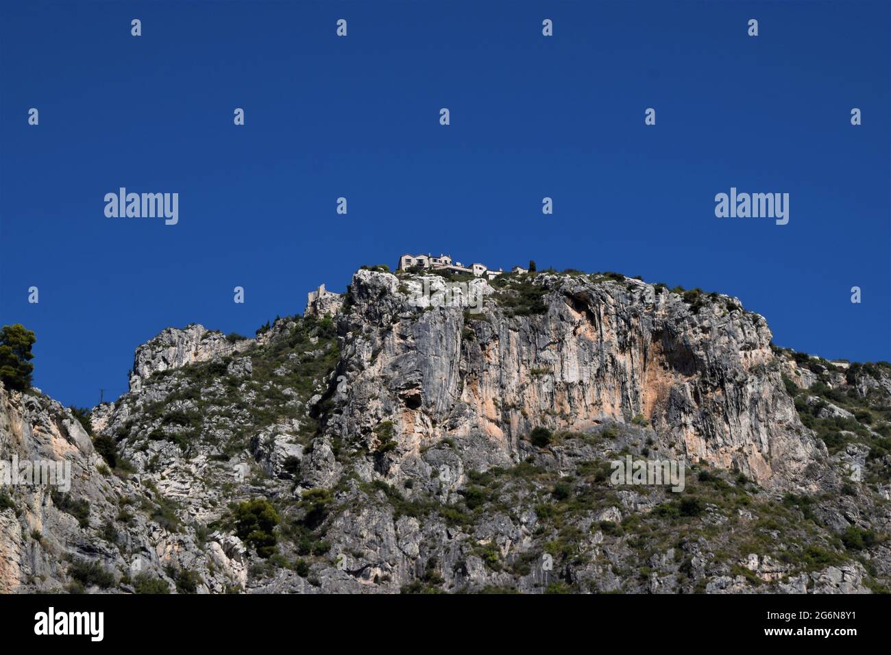 Eze borgo medievale in cima alla collina, a sud della Francia. Foto Stock