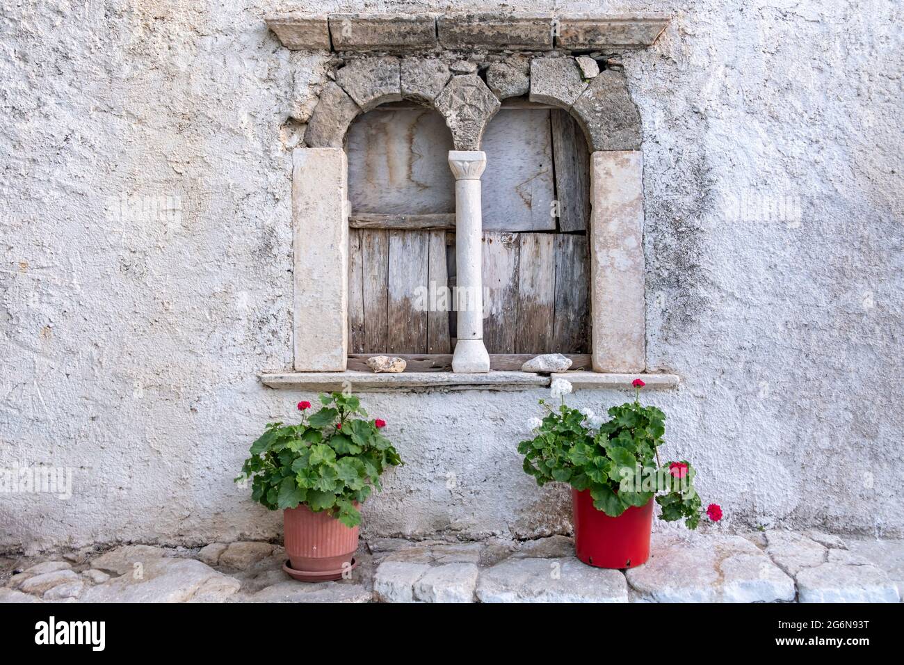Grecia, Cicladi. Isola di FOLEGANDROS. Finestre con cornice in marmo intagliato, vecchia chiesa in piazza Chora. Tradizionale cappella delle Cicladi, muro imbiancato Foto Stock