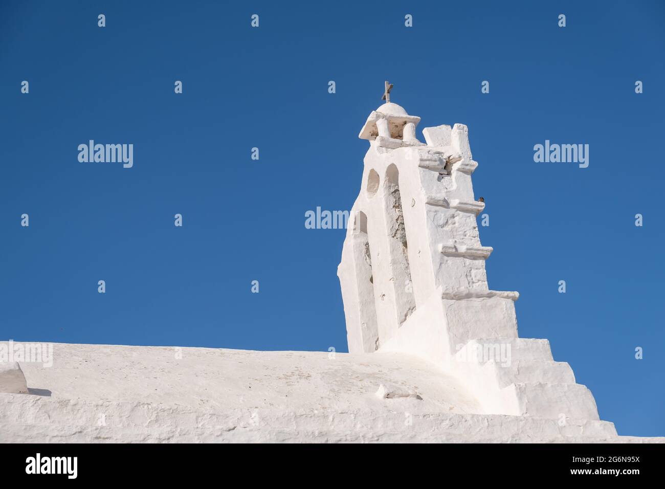 Grecia, Cicladi. Isola di FOLEGANDROS, vecchia chiesa nella parte superiore della città di Chora. Tradizionale cappella cicladica, pareti bianche, cielo blu chiaro sfondo Foto Stock