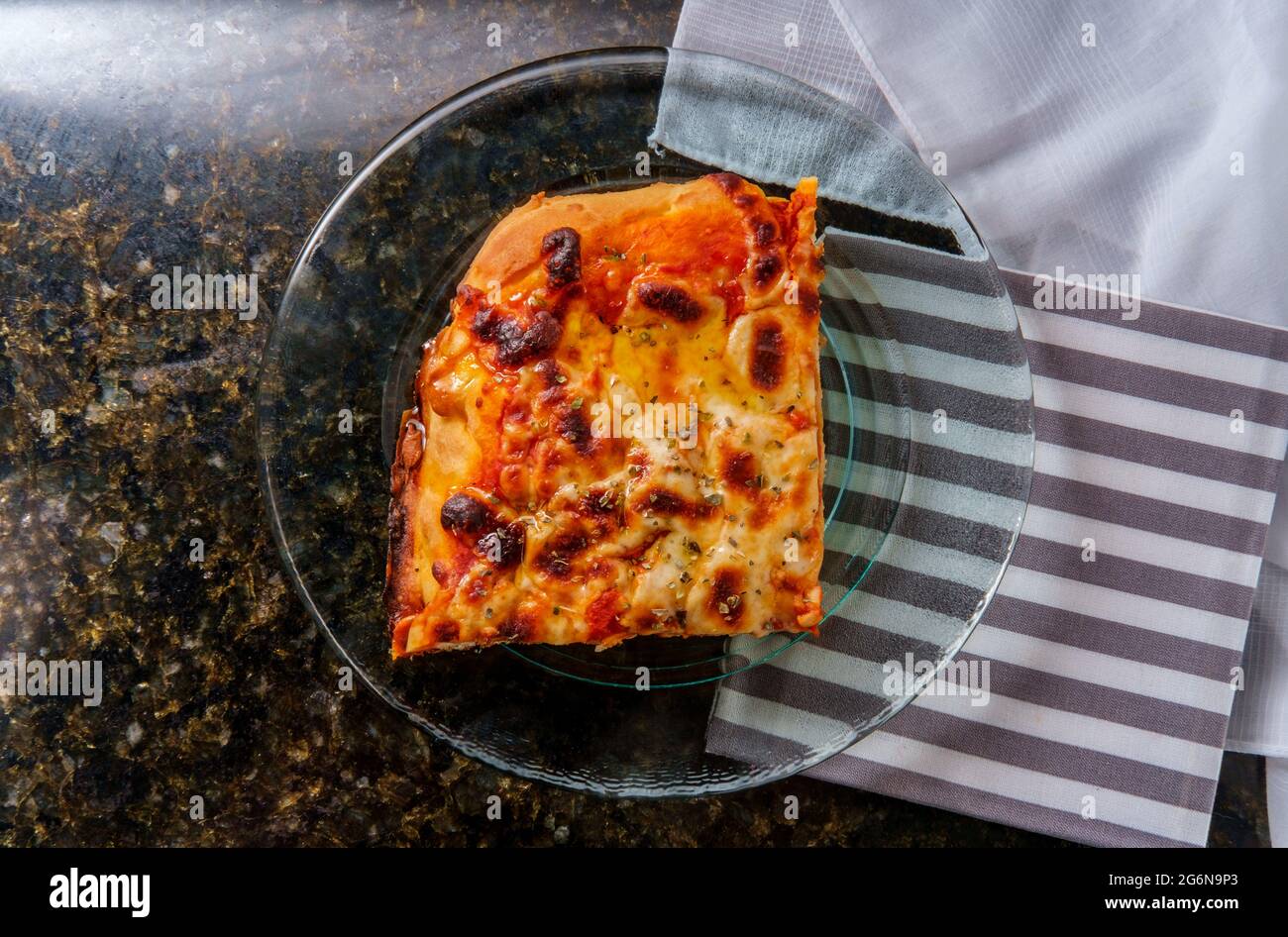 OBE fetta di pizza siciliana spessa crosta con formaggio croccante Foto Stock