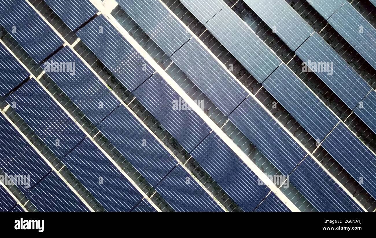 Pannelli solari in drone antenna vista dall'alto. Moduli fotovoltaici fotovoltaici in background di un impianto di energia solare. Foto Stock