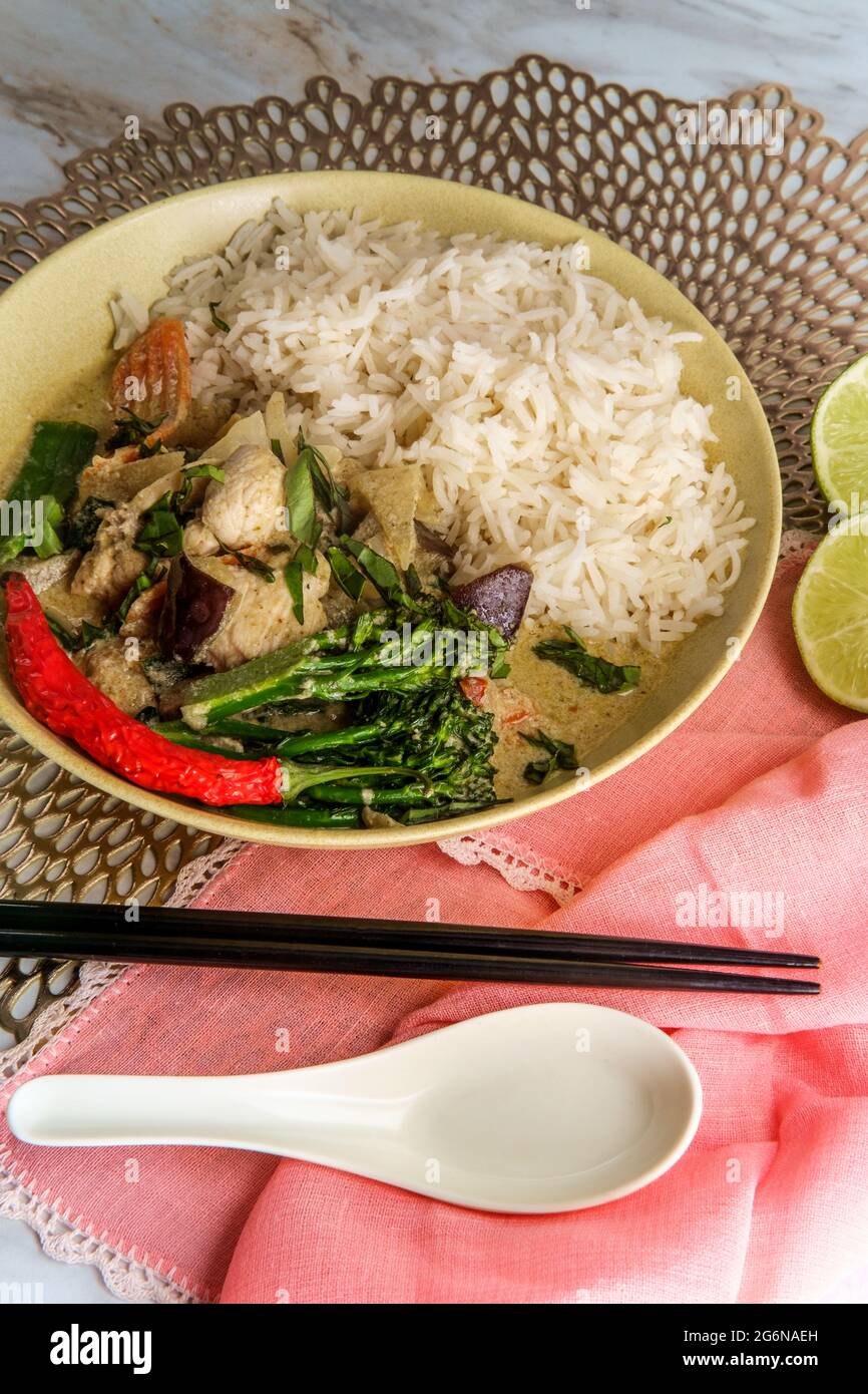 Cibo tailandese speziato latte di cocco zuppa di curry verde con pollo e broccolini Foto Stock