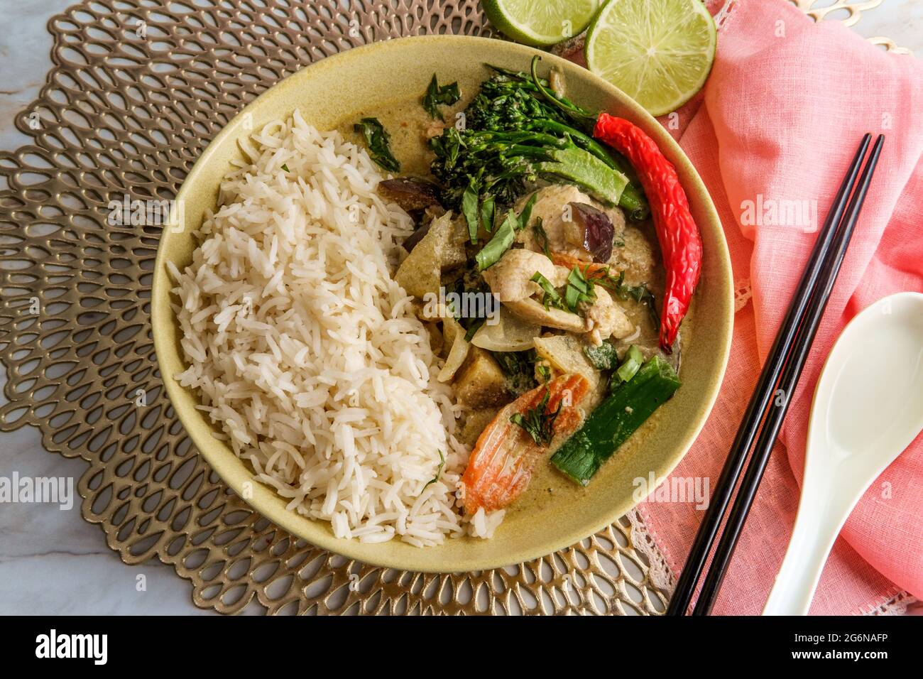 Cibo tailandese speziato latte di cocco zuppa di curry verde con pollo e broccolini Foto Stock