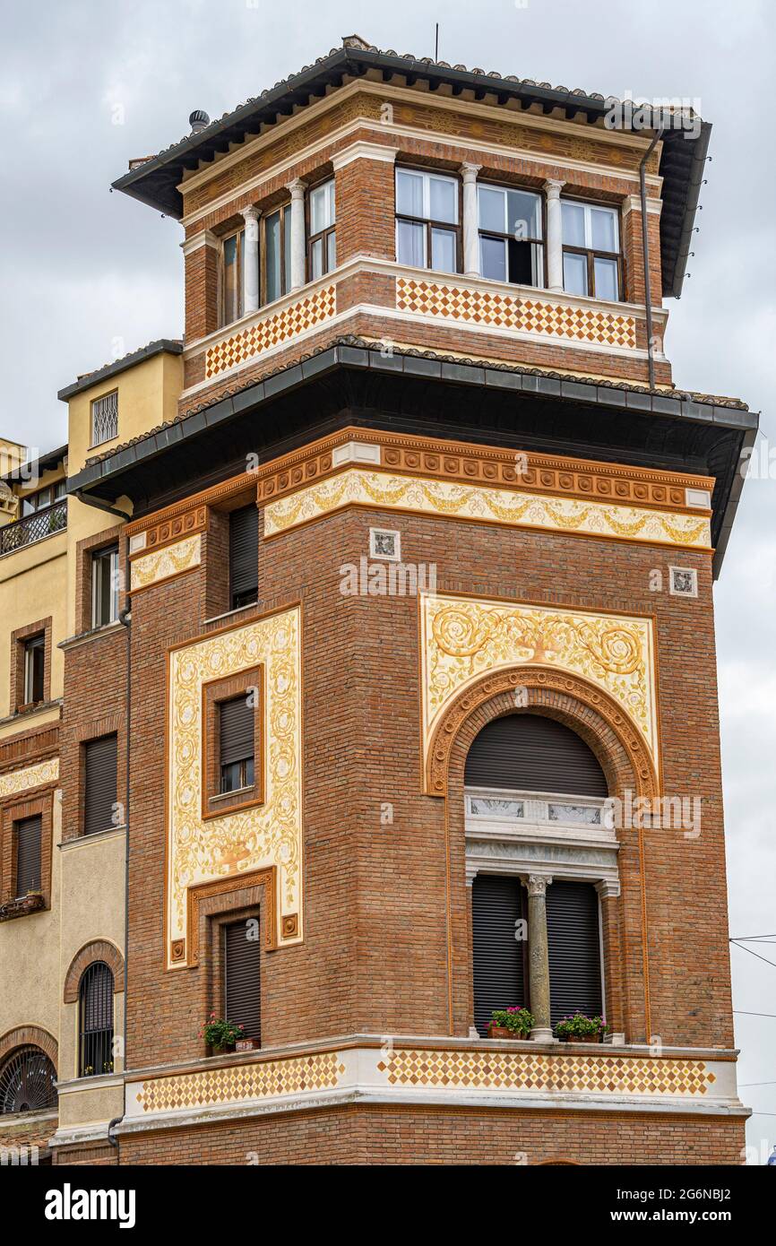1913 cottage con decorazioni in Art Nouveau e architettura decorativa con un aspetto gotico-arabo. Roma, Lazio, Italia, Europa Foto Stock