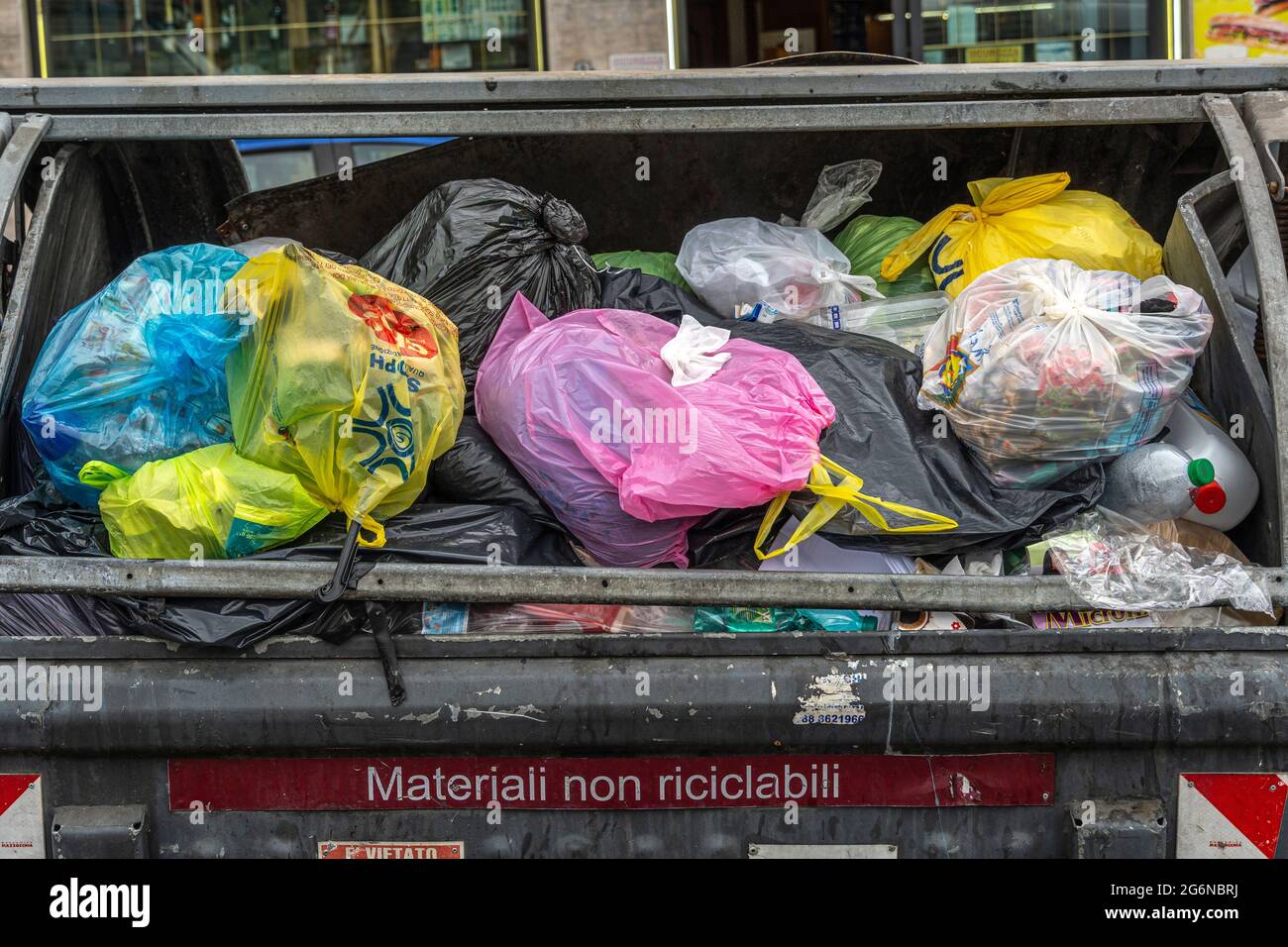 Bidone per rifiuti non riciclabile riempito con sacchetti per rifiuti. Roma, Lazio, Italia, Europa Foto Stock