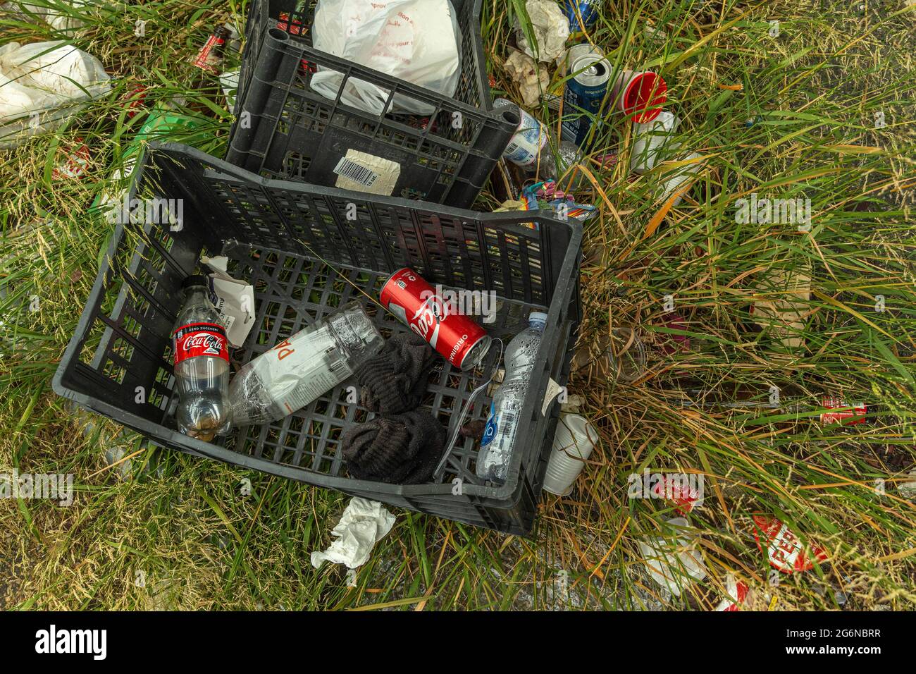 Cassa di plastica con bottiglie di alluminio e lattine gettate fuori sulla strada. Roma, Lazio, Italia, Europa Foto Stock